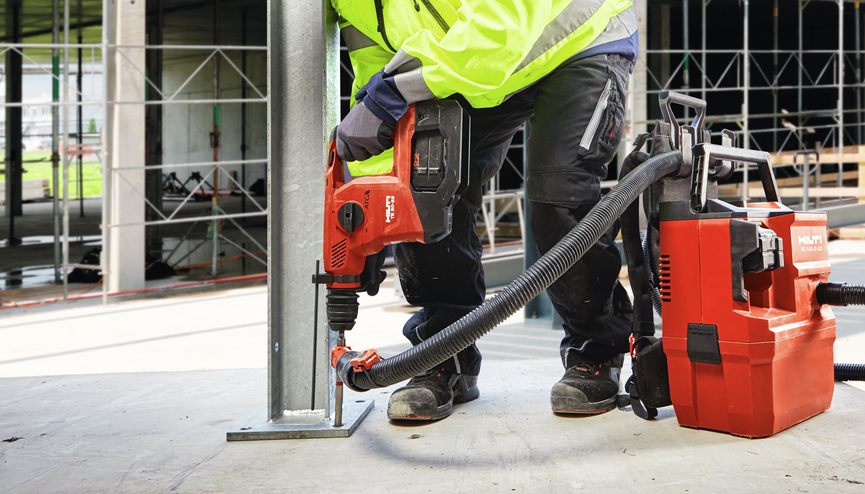 Schwerlastbefestigungen auf Beton mit Hilti HUS4, Nuron TE 30-22 Akku-Bohrhammer und Hilti Akku-Baustellensauger VC 140-2-22