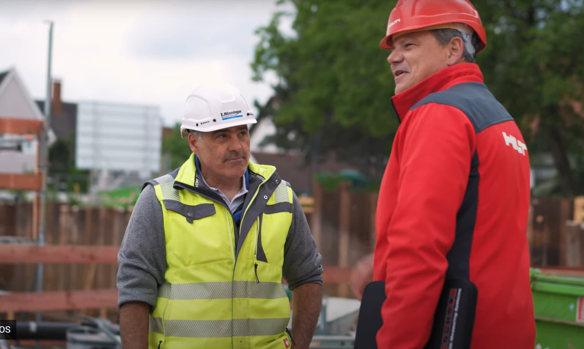 Hilti Mitarbeiter und Kunde unterhalten sich auf der Buastelle