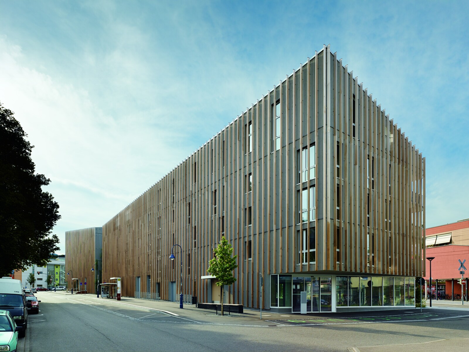 Bild eines gemischt genutzten Gebäudes mit Holzfassade