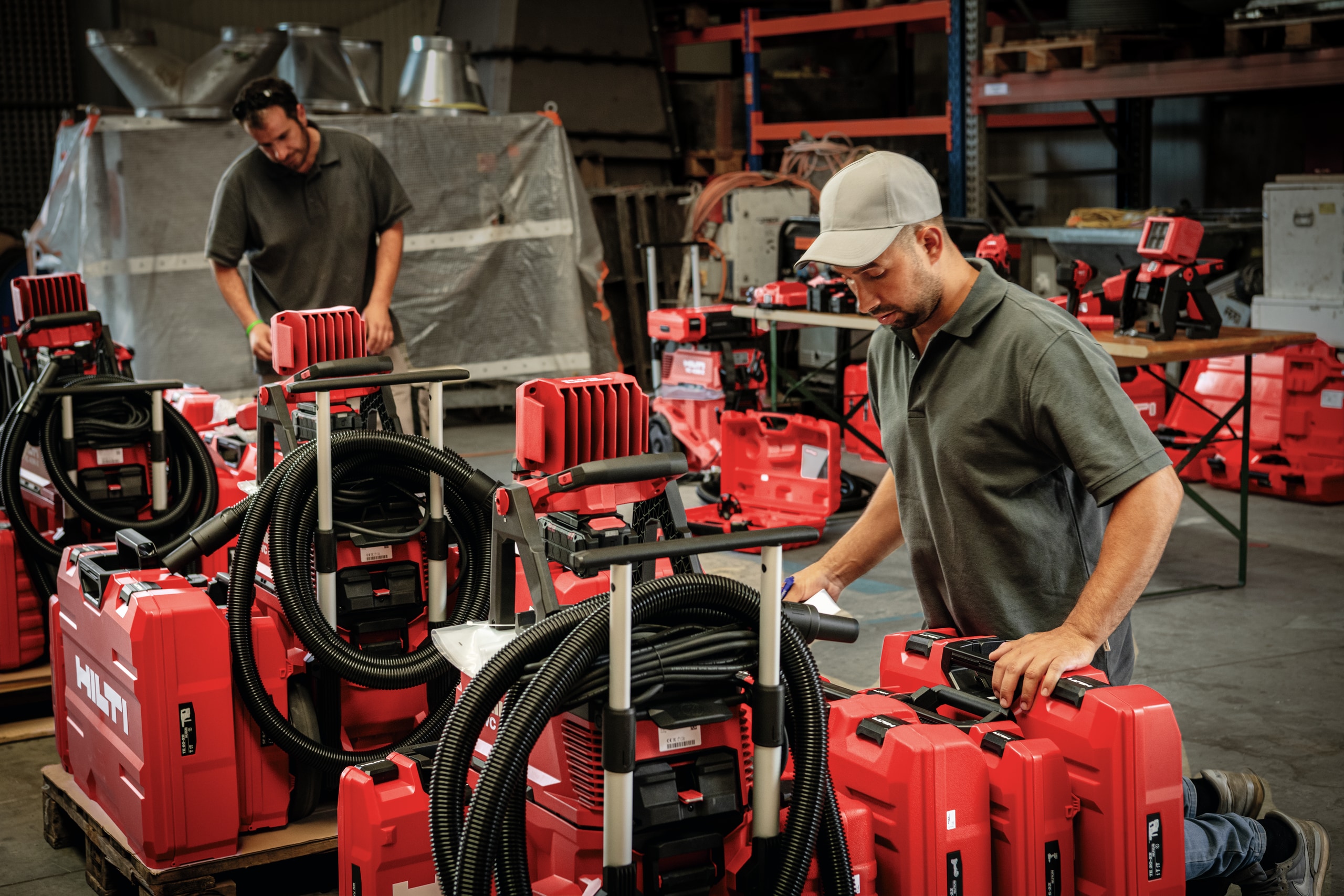 Mann mit Mietgeräte von Hilti 