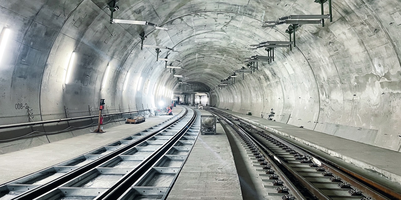 Die Abbildung zeigt einen im Bau befindlichen Tunnel mit 2 Schienensträngen