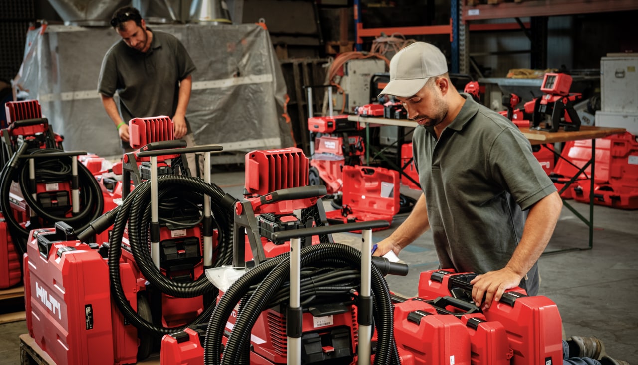 Mann mit Mietgeräte von Hilti 