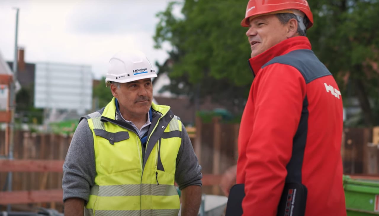 Mann mit Mietgeräte von Hilti