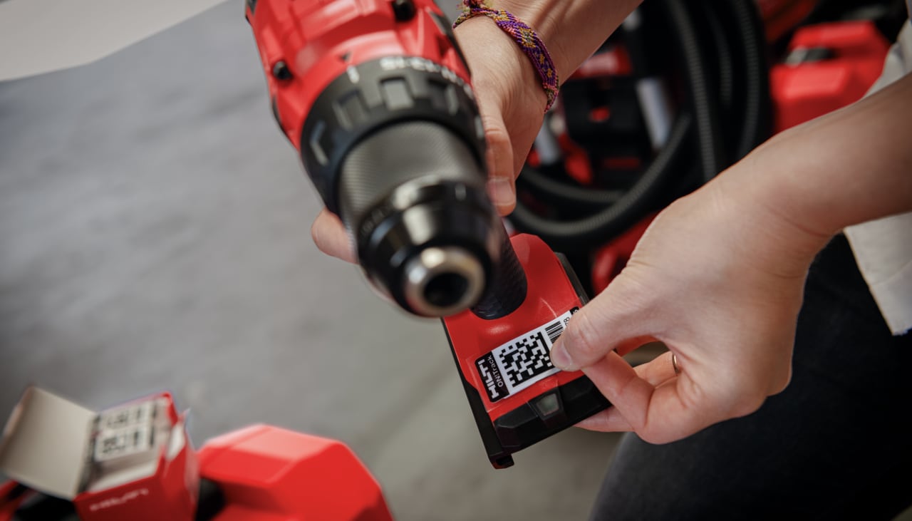 Ankleben von ON!Track Tag auf Hilti Werkzeug