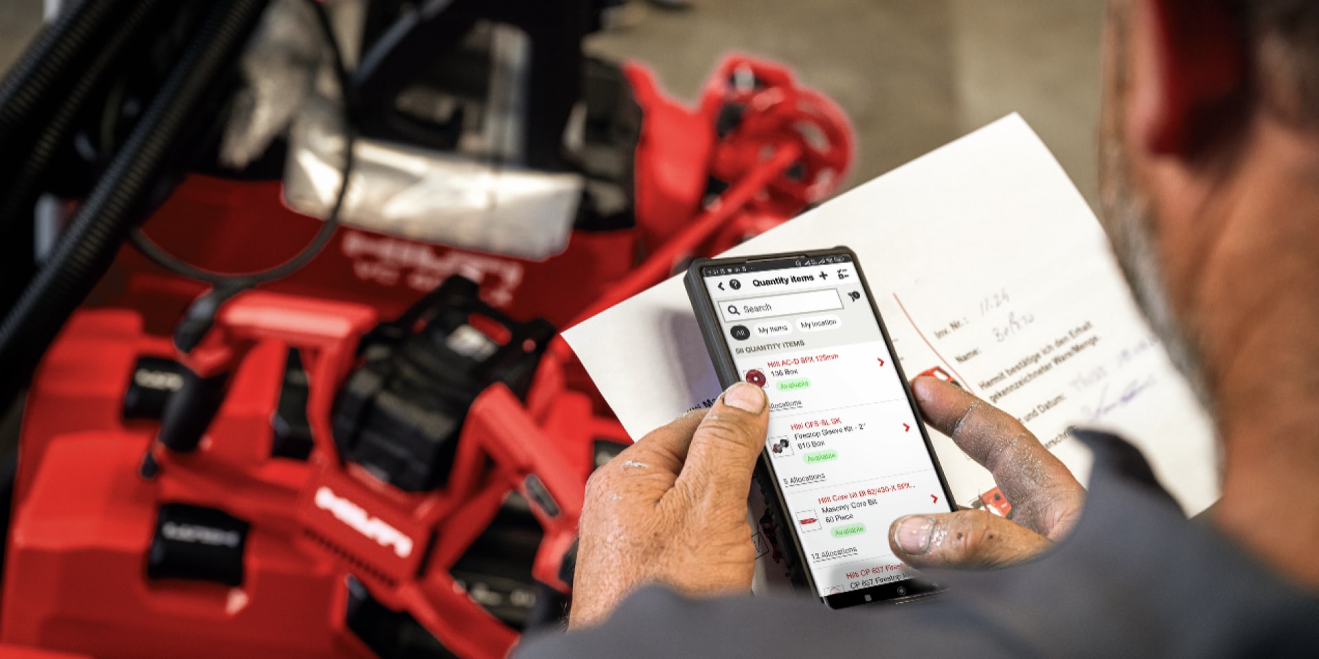 Arbeiter prüft Zertifikate auf Smartphone mit Hilti ON!Track
