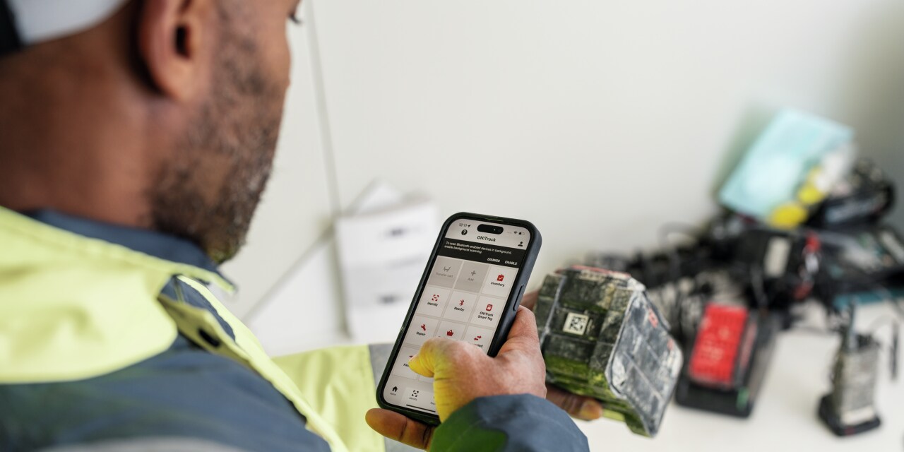 Ein Mann blickt auf sein Smartphone