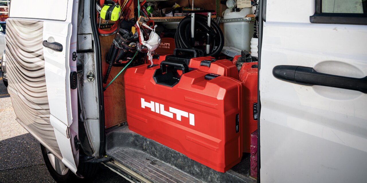 Hilti Koffer stehen in einem Transporter