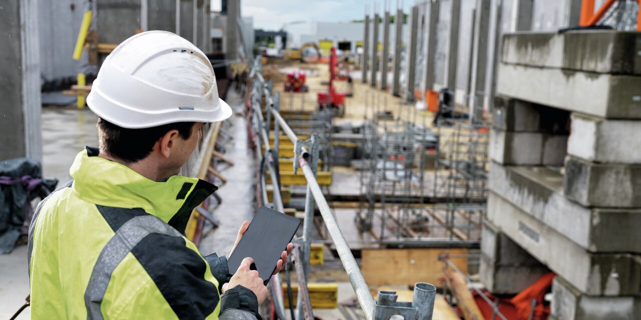 Mann blickt auf Baustelle
