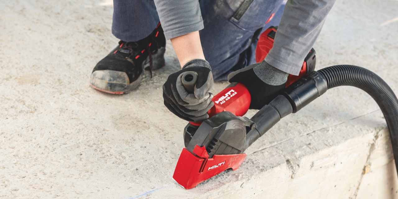 Hilti Akku Winkelschleifer AG 4-A22 zum Schneiden von Beton mit Staubabsaugung