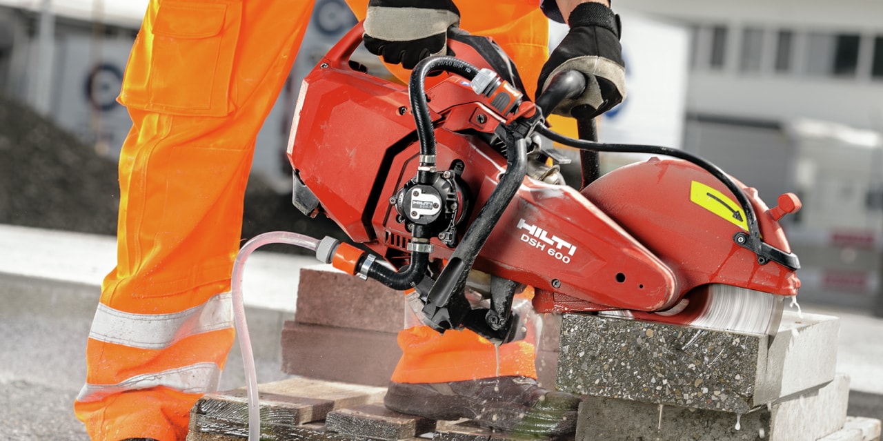 : Benzintrennschleifer DSH 600-X zum Schneiden von Bordsteinen mit Wasserpumpe