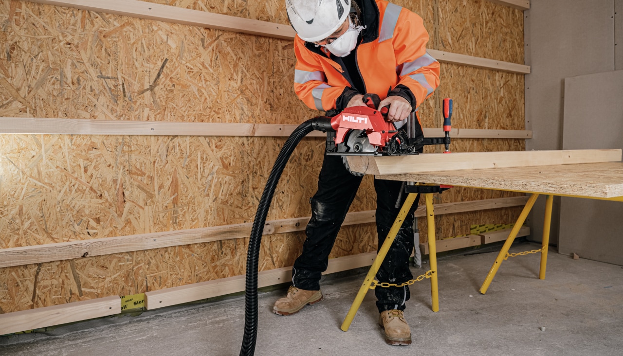Anwendungsbild der SC 30WR-22 beim Schneiden von Latten auf einer Baustelle ohne Handschuhen