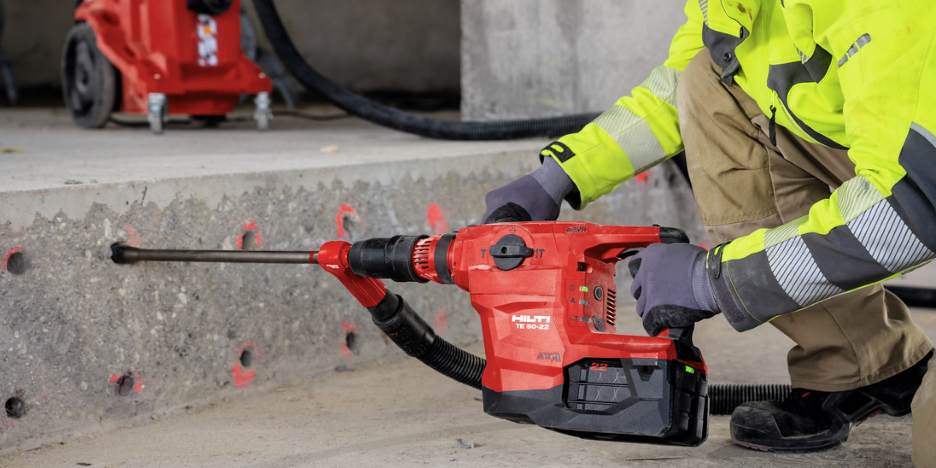 Bohrung in Stahlbeton mit einem Hilti Akku-Bohrhammer und passender Staubabsaugung.