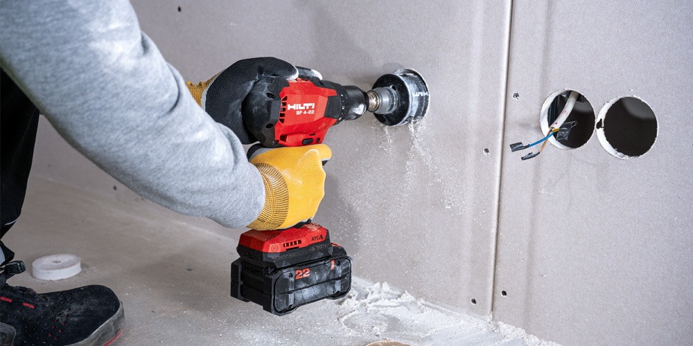 Eine Person nutzt den Hilti Nuron SF 4-22 zum Bohren