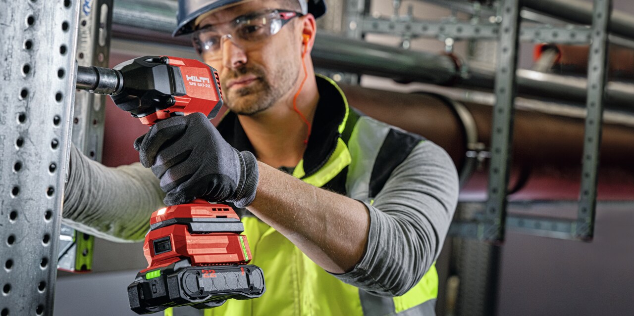 Ein Mitarbeiter mit dem Hilti Akku-Schlagschrauber SIW 6AT-A22 mit Außenvierkant auf der Baustelle