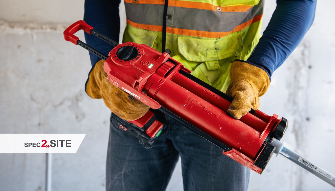 Ein Auftragnehmer installiert einen Dübel in Beton