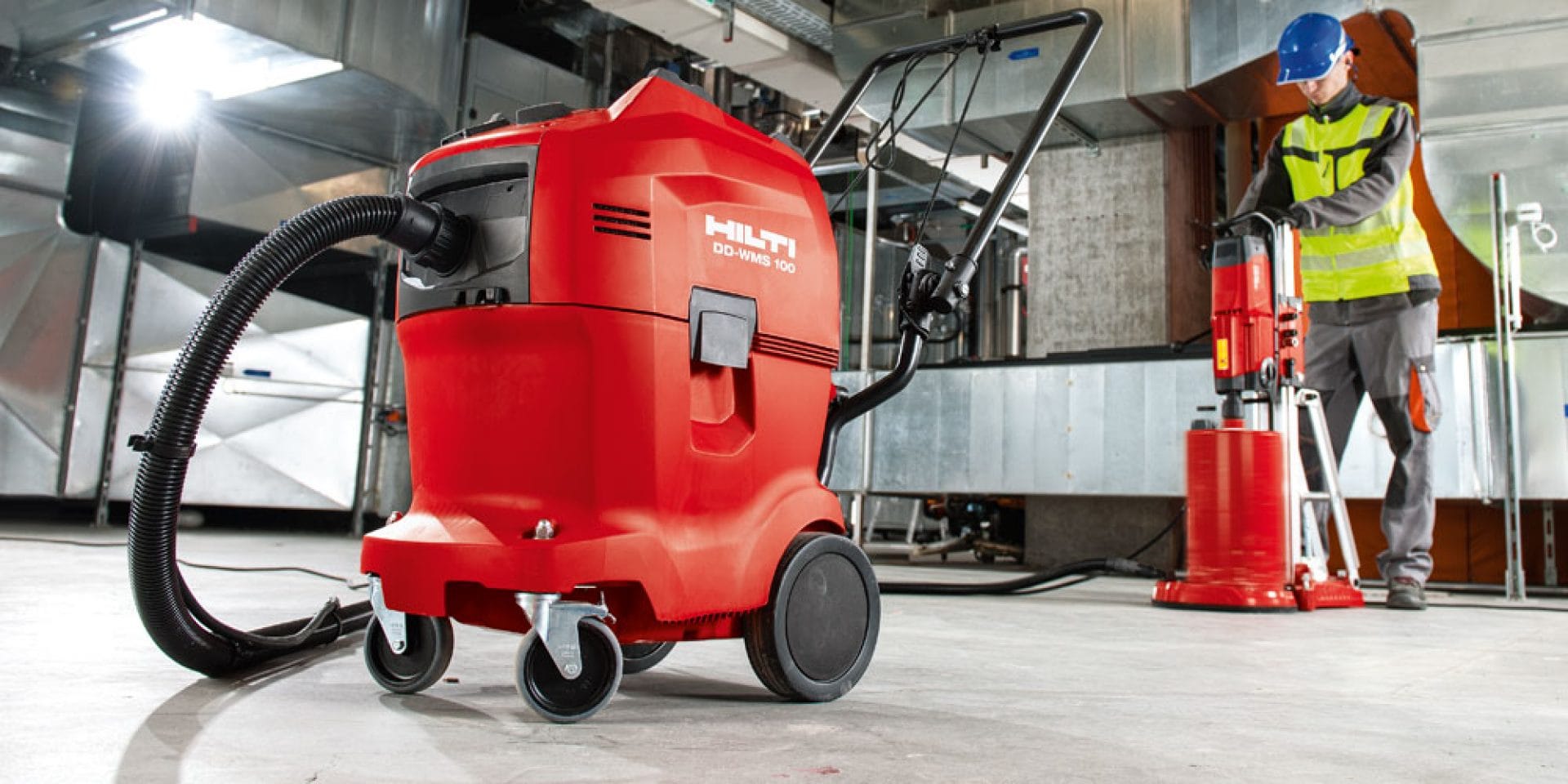 Ein Bild einer Baustelle mit einem Hilti DD-WMS 100 Wassermanagementsystem im Vordergrund