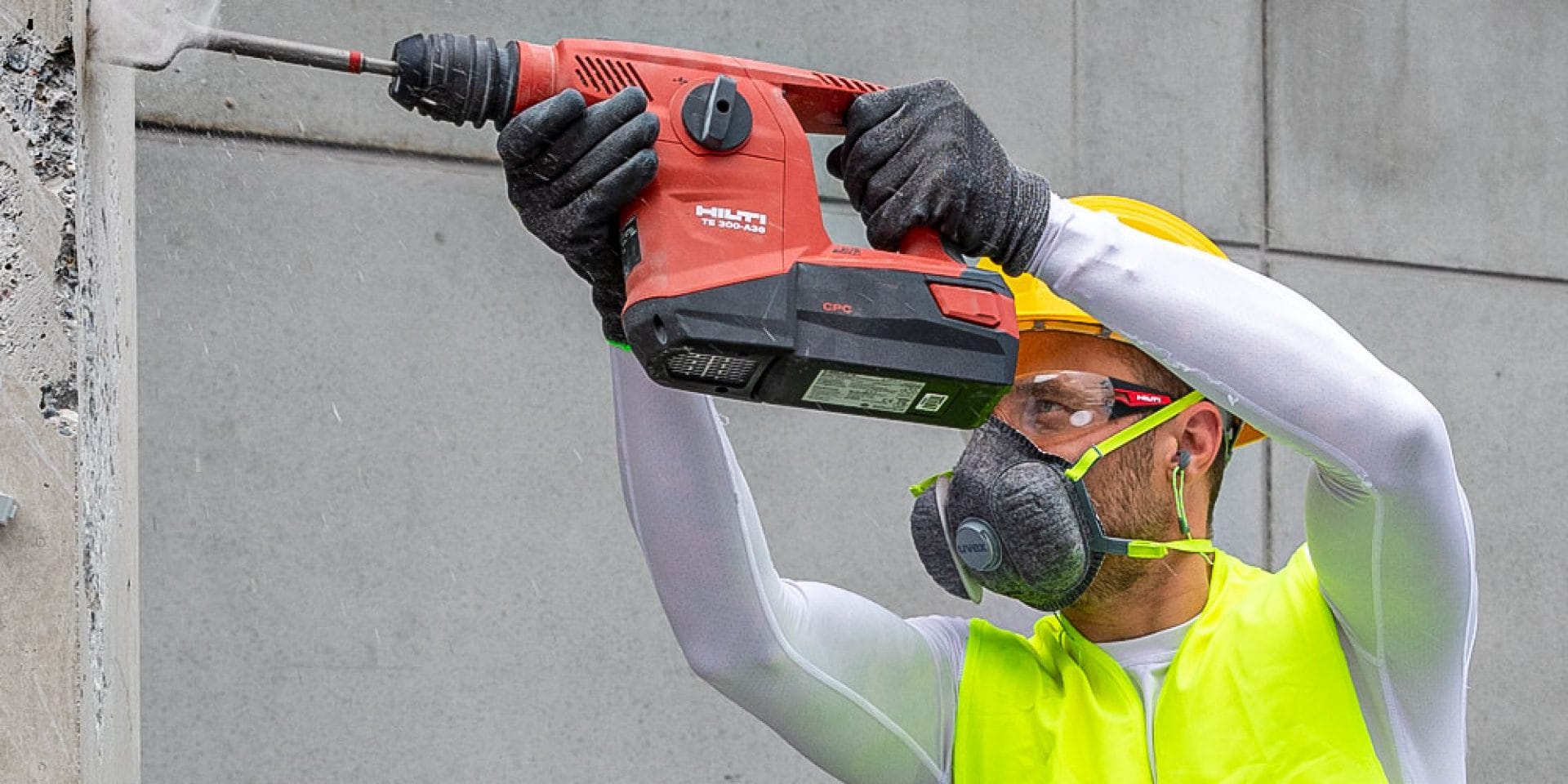Ein Bild eines Arbeiters bei der Arbeit an der Wand mit dem Hilti Meißelhammer TE 300-A36 auf der Baustelle.