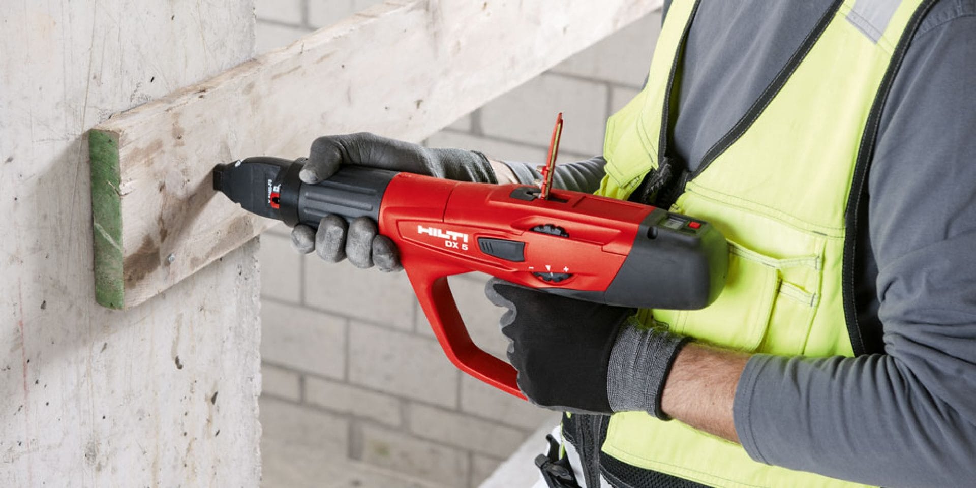 Ein Bild eines Arbeiters, der auf der Baustelle mit Hilti Hilti DX 5 arbeitet.