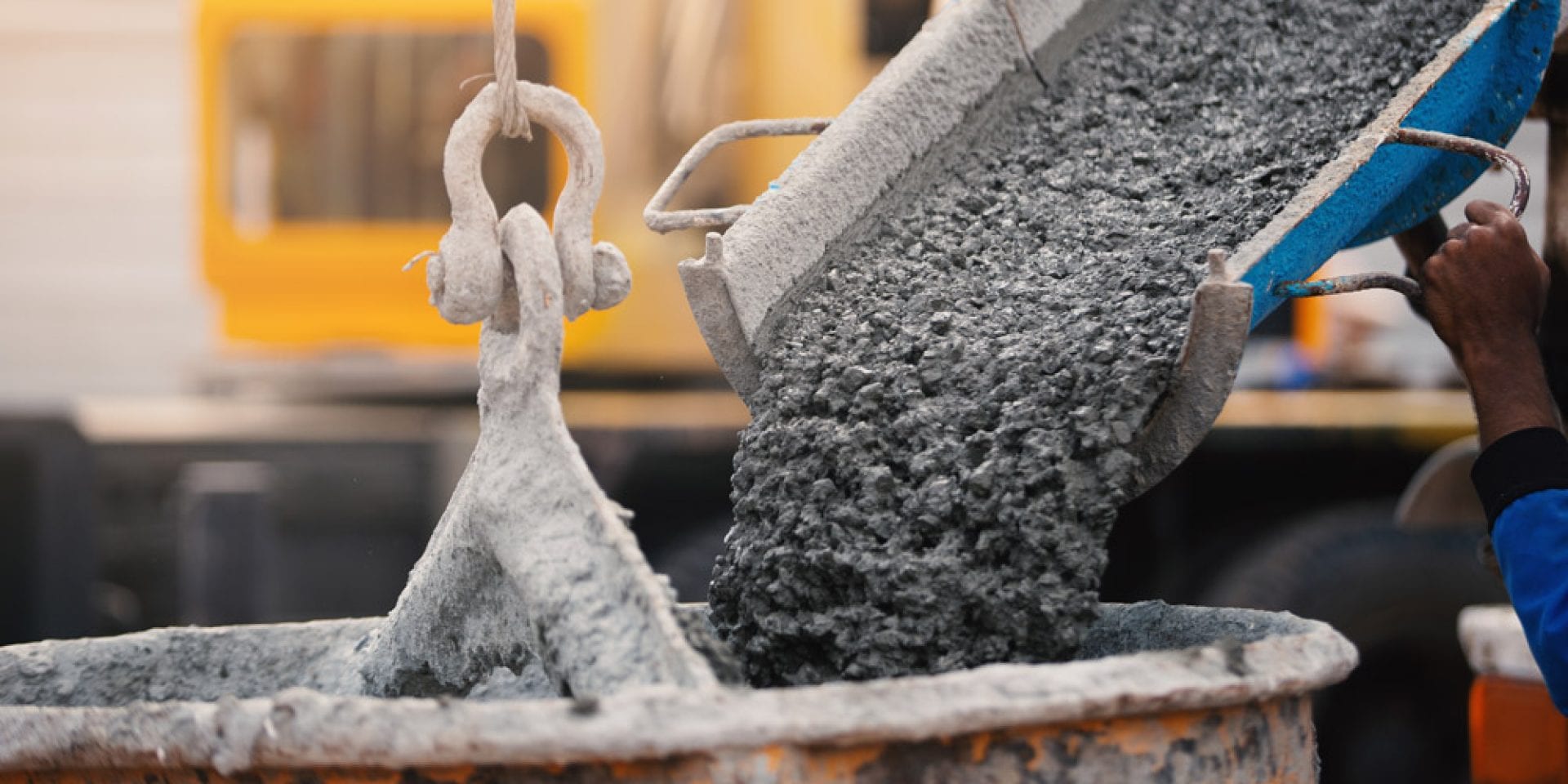 Ein Bild mit Beton, der aus einem Betonmischer fließt