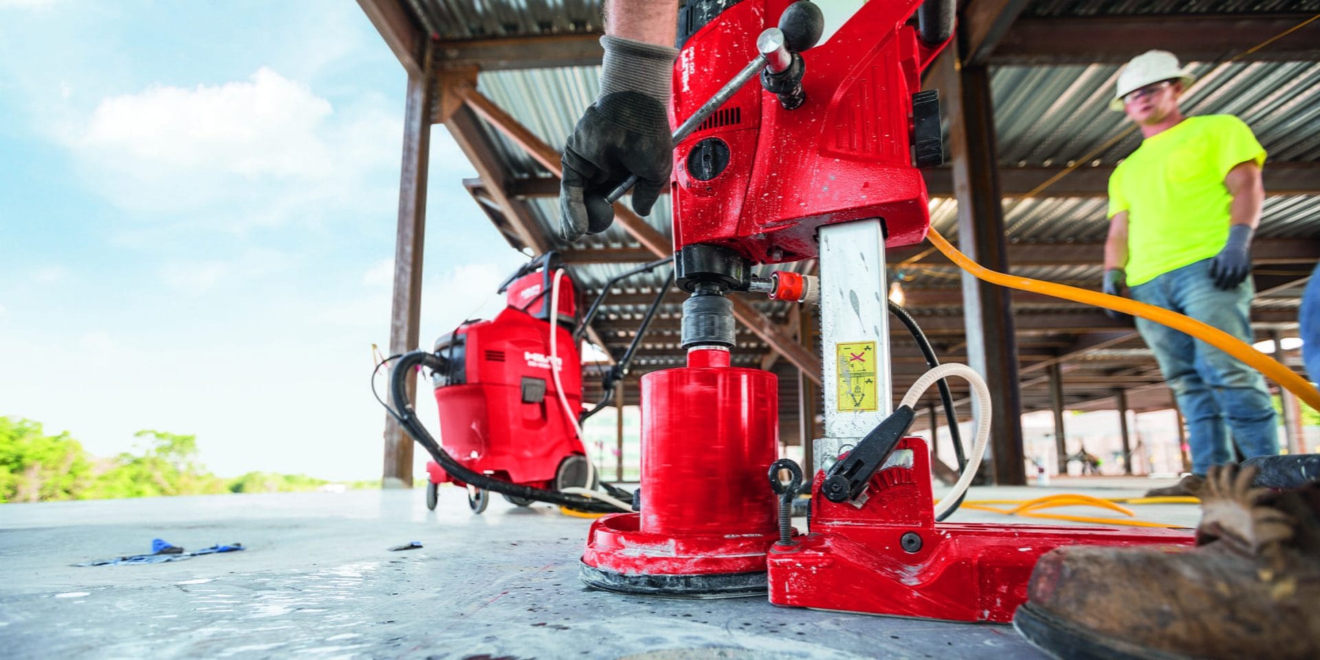 Ein Bild einer Baustelle mit einem Hilti DA VC 20 X Kabelstaubsauger im Hintergrund
