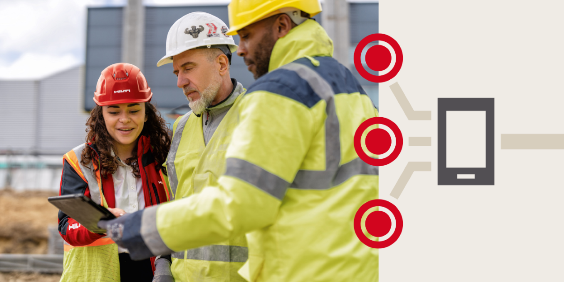 Zwei männlicher Arbeiter und eine Hilti Verkaufsberaterin schauen gemeinsam auf ein Tablet. Daneben ist eine Infografik mit drei roten Punkten, die über Linien mit dem Icon für ein Mobiltelefon verbunden sind.