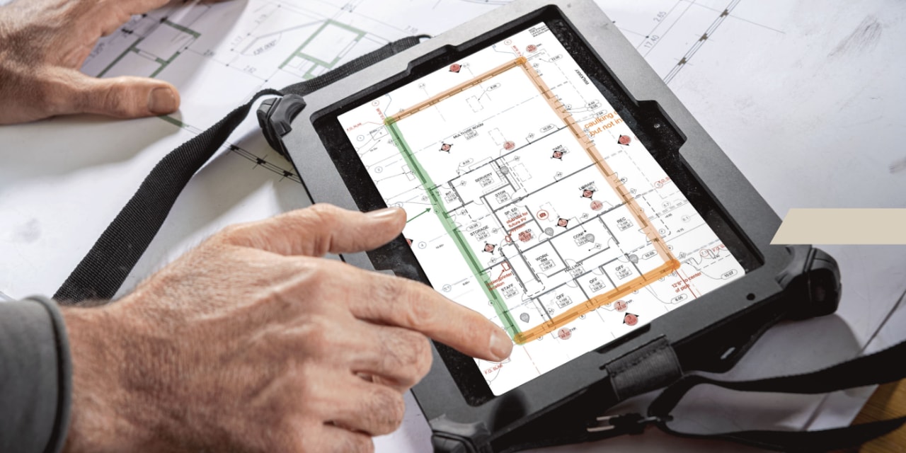 Nahaufnahme von einem Tablet, das einen Grundriss in der Software Fieldwire von Hilti zeigt. 