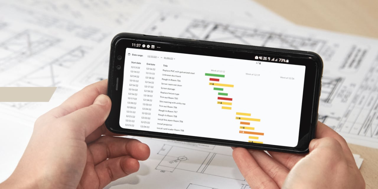 Nahaufnahme von einem Smartphone, das verschiedene Timelines in der App von Fieldwire zeigt. 