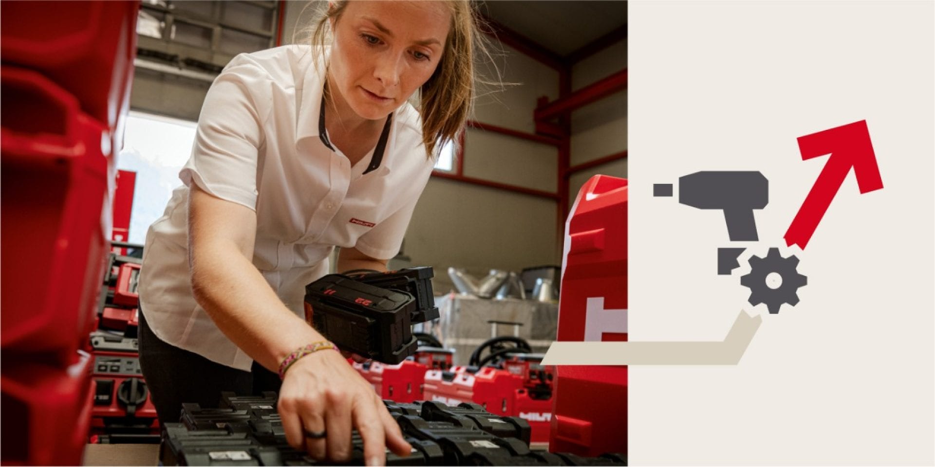 Eine Frau nimmt in einem Lager zwei Hilti Nuron Akkus aus einer Ansammlung von Werkzeug und roten Hilti Werkzeugkoffern. Rechts davon eine Illustration, die einen Pfeil nach rechts oben darstellt. Auf dem Pfeil sind ein stilisierter Akkuschrauber und ein Zahnrad zu sehen.
