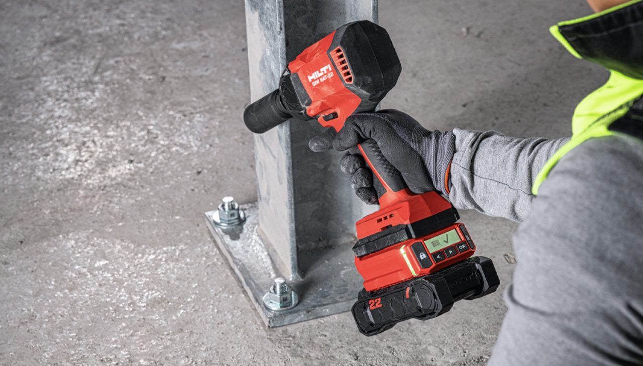 Eine Hand hält einen Hilti Akku-Schrauber mit AT-Modul.