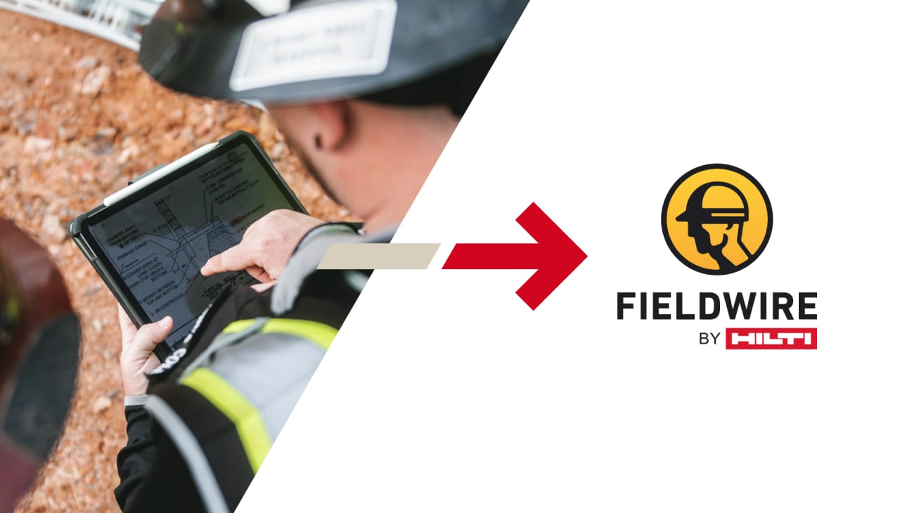 Blick über die Schulter eines Mannes in Arbeitskleidung, der auf einer Baustelle auf einem Tablet die Software Fieldwire bedient.