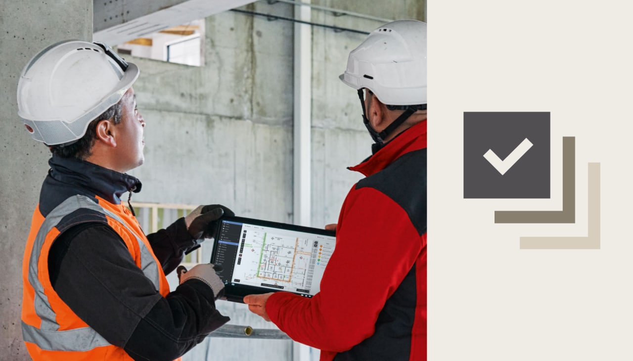 Rückansicht zweier Männer in Schutzkleidung, die auf einer Baustelle ein Tablet mit digitaler Ausführungsplanungssoftware betrachten.