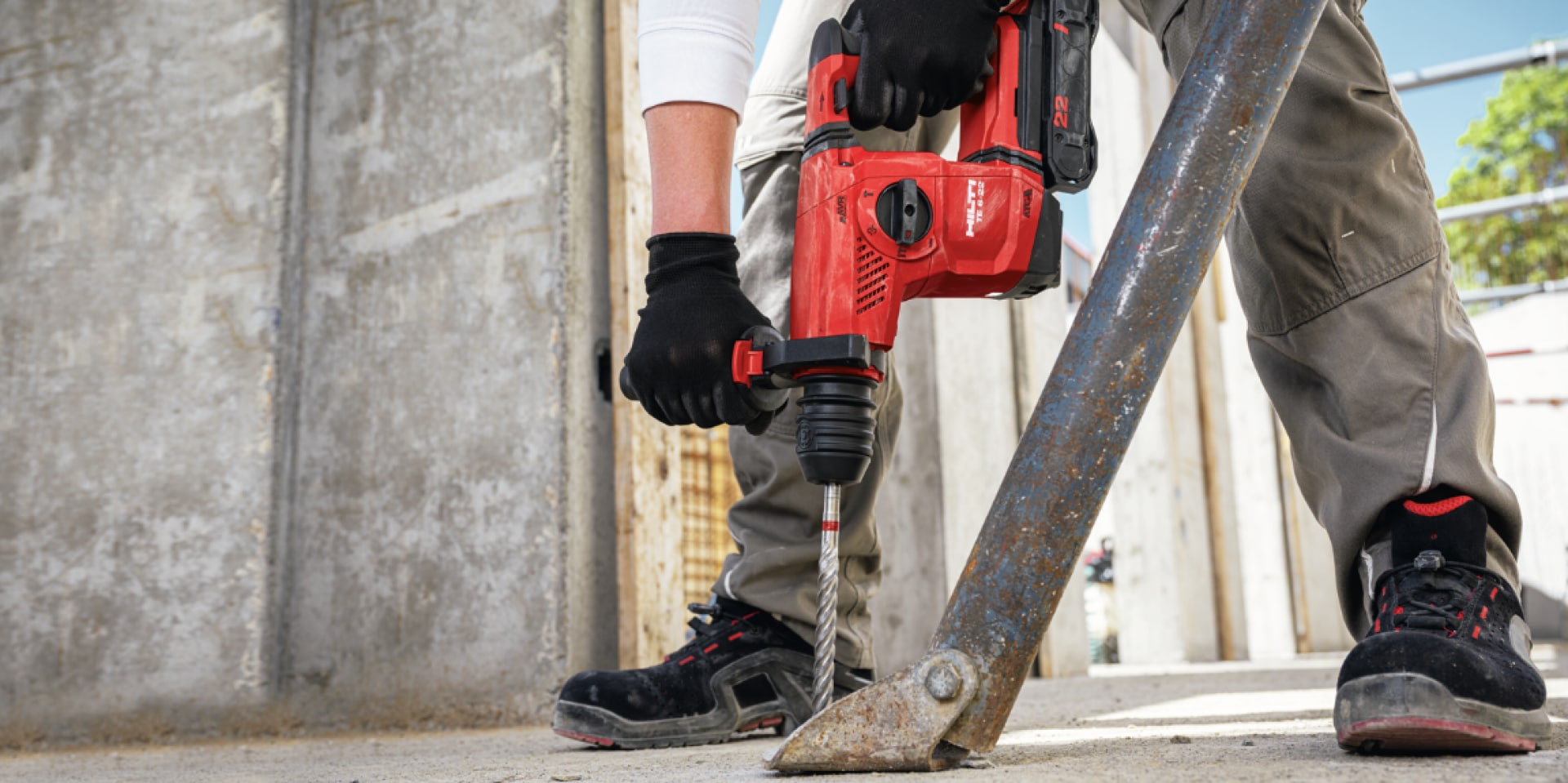 Nahaufnahme eines Hilti Nuron TE 4-22, gehalten in zwei behandschuhten Händen.