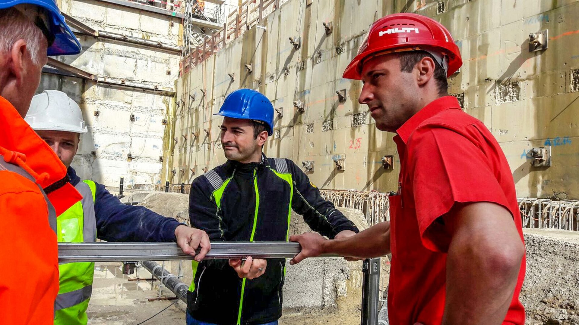 Arbeiter auf Baustelle in der Schweiz im Gespräch