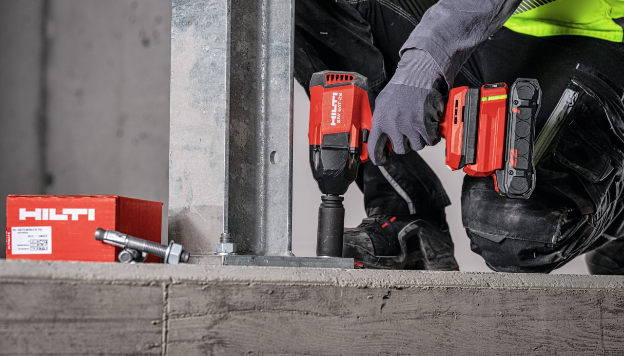 Metall verschrauben in der Vormontage mit den Hilti Schlagschrauber SIW 6AT-22 mit Außenvierkant und mittlerem Drehmoment