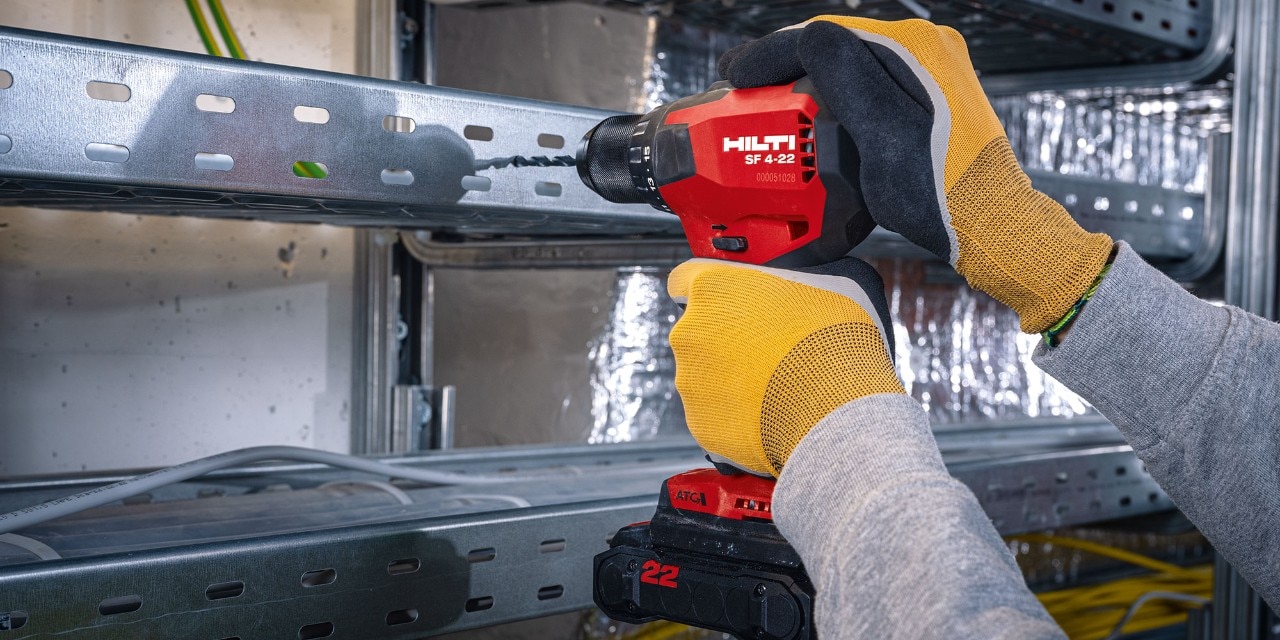 Akkuschrauber SF 4-22 beim Bohren in eine Kabelschiene
