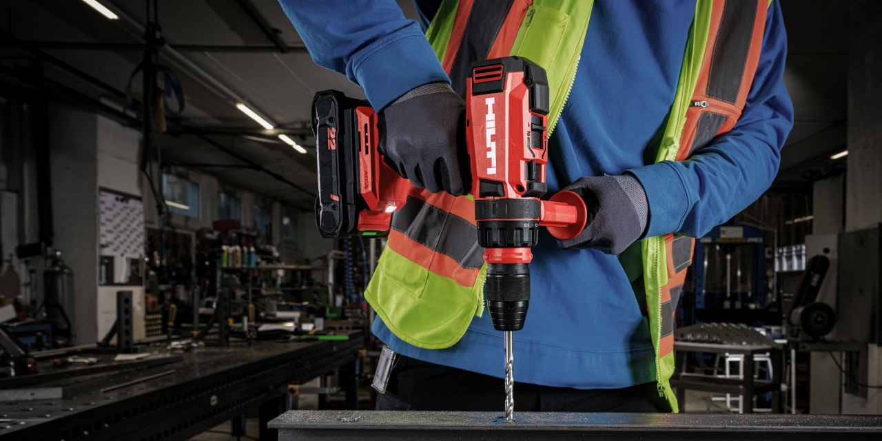 Akku-Bohrschrauber SF 8M-22 beim Bohren in einen Stahlträger