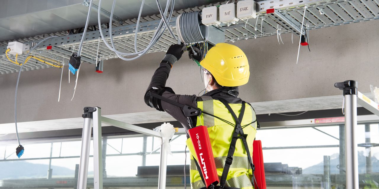 Hilti und Ottobock bringen Exoskelett-Lösungen in die Bauindustrie