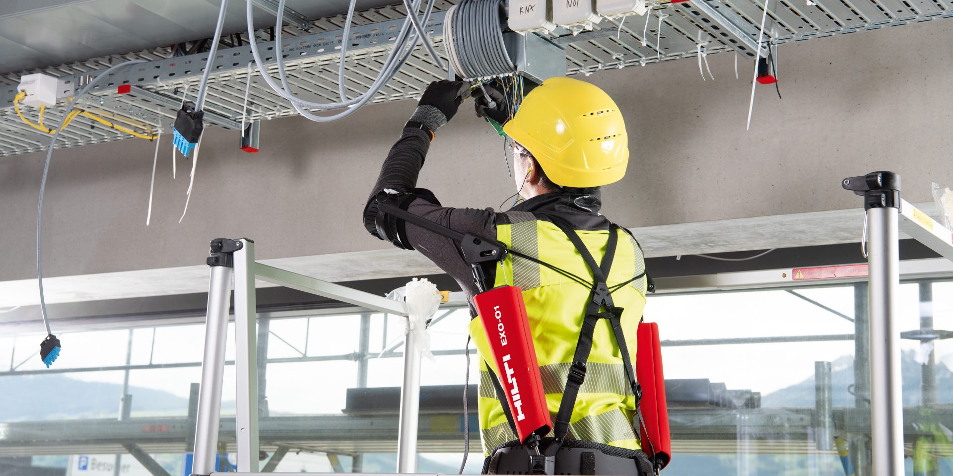 Anwendungsbeispiel: Das Hilti EXO-O1 entlastet den Anwender bei seriellen Schraubarbeiten, die über der Schulter oder über dem Kopf ausgeführt werden müssen.