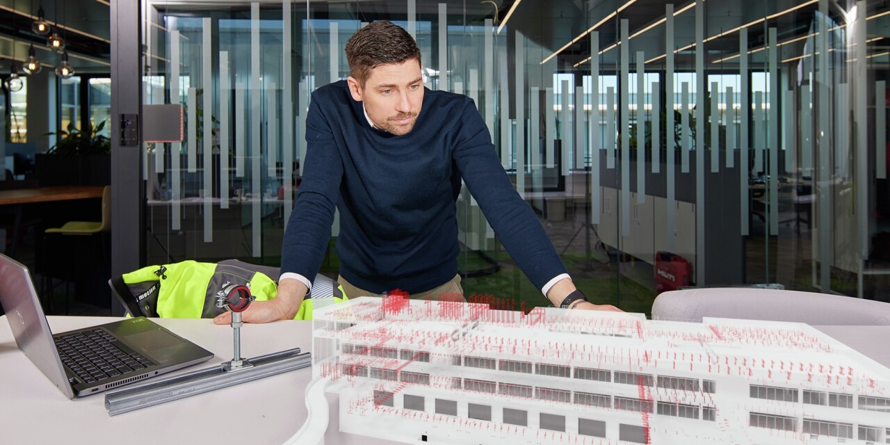 Ingenieur vor Ort, der sich ein BIM-3D-Konstruktionsmodell mit allen berechneten Rohrringen und modularen Systemen ansieht