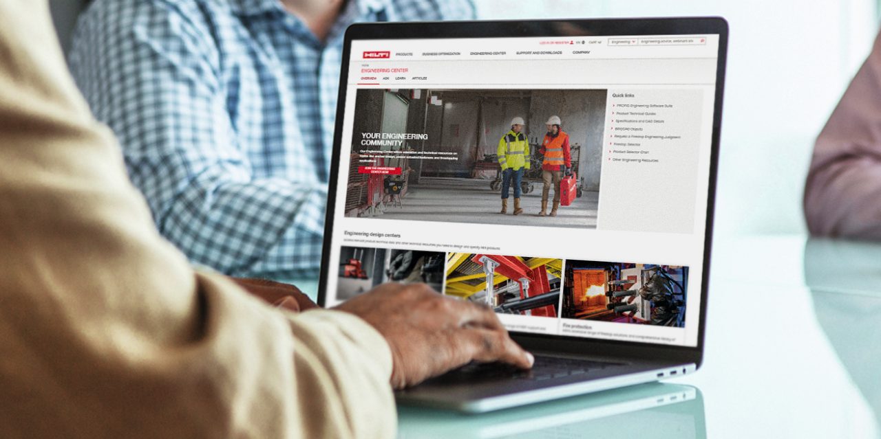 Hilti Engineering Center. Ein Mitarbeiter erklärt einer Mitarbeiterin die Brandbekämpfungstechnologien von Hilti.