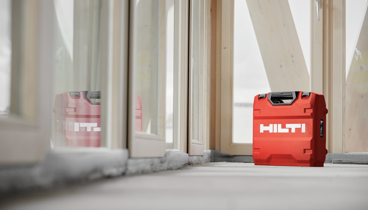 Hilti Koffer auf der Baustelle im Licht