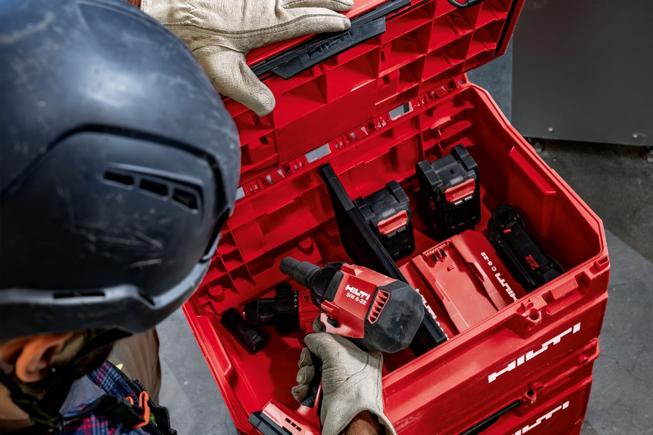 Blick in eine große ProKit Werkzeugbox von oben. Ein Arbeiter hat einen Schrauber in der Hand.