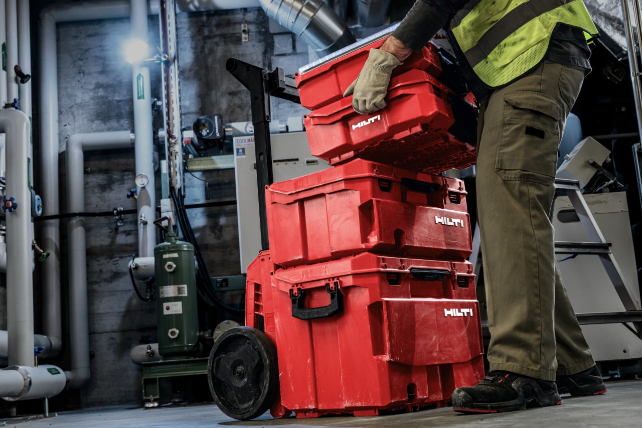 Abbildung der extragroßen ProKit Werkezugbox auf einem Trolley zusammen mit allen anderen Komponenten aus dem ProKit Sortiment