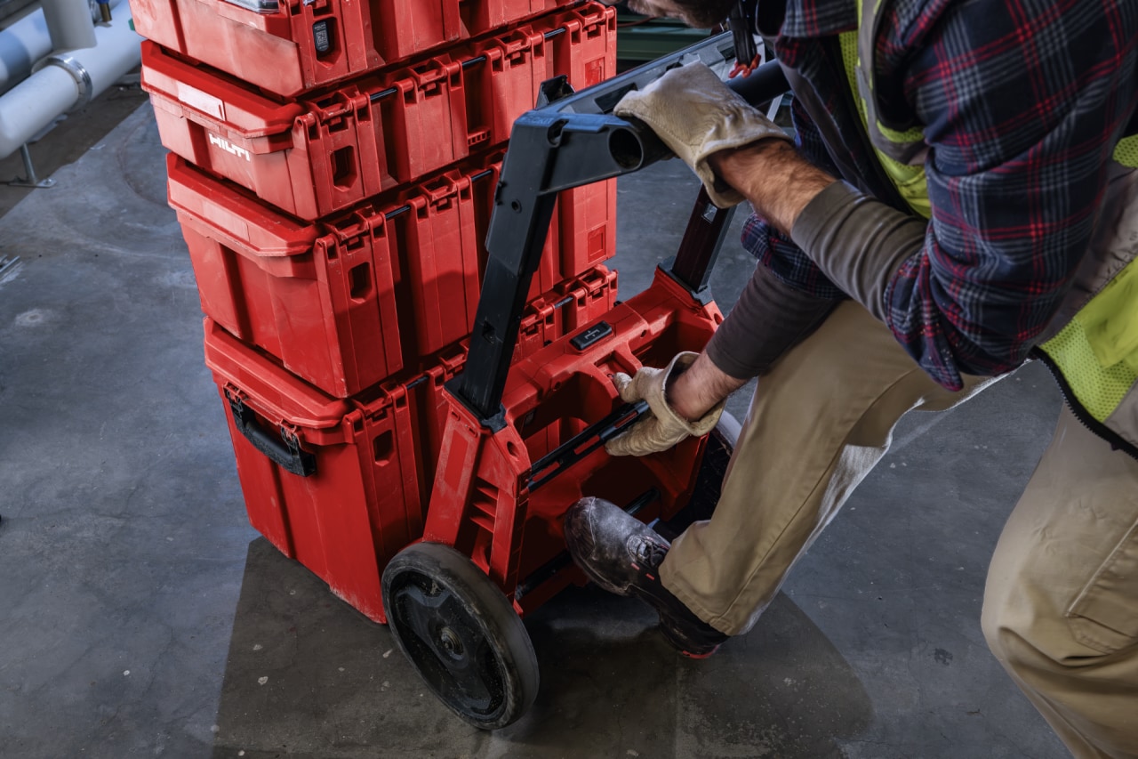 Abbildung zeigt, wie der ProKit Trolley von den Werkezugboxen abgenommen wird