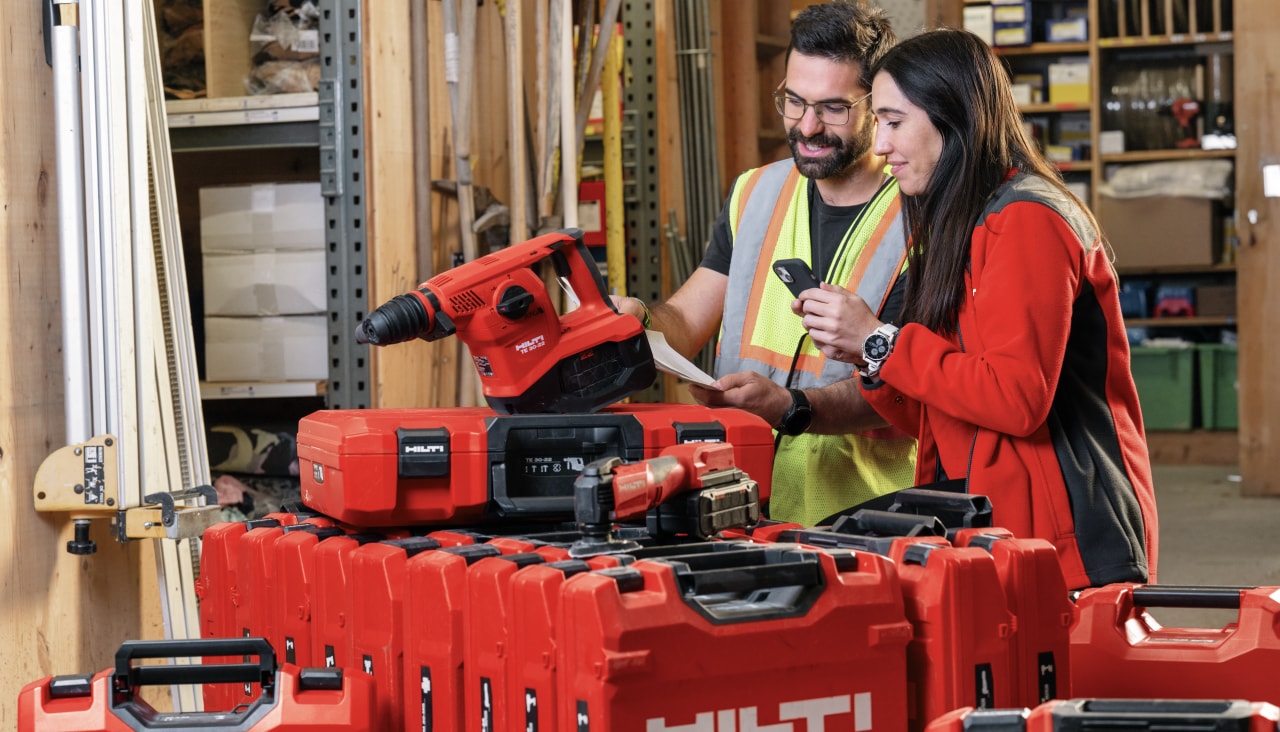 Mann und Frau mit Mietgeräten von Hilti