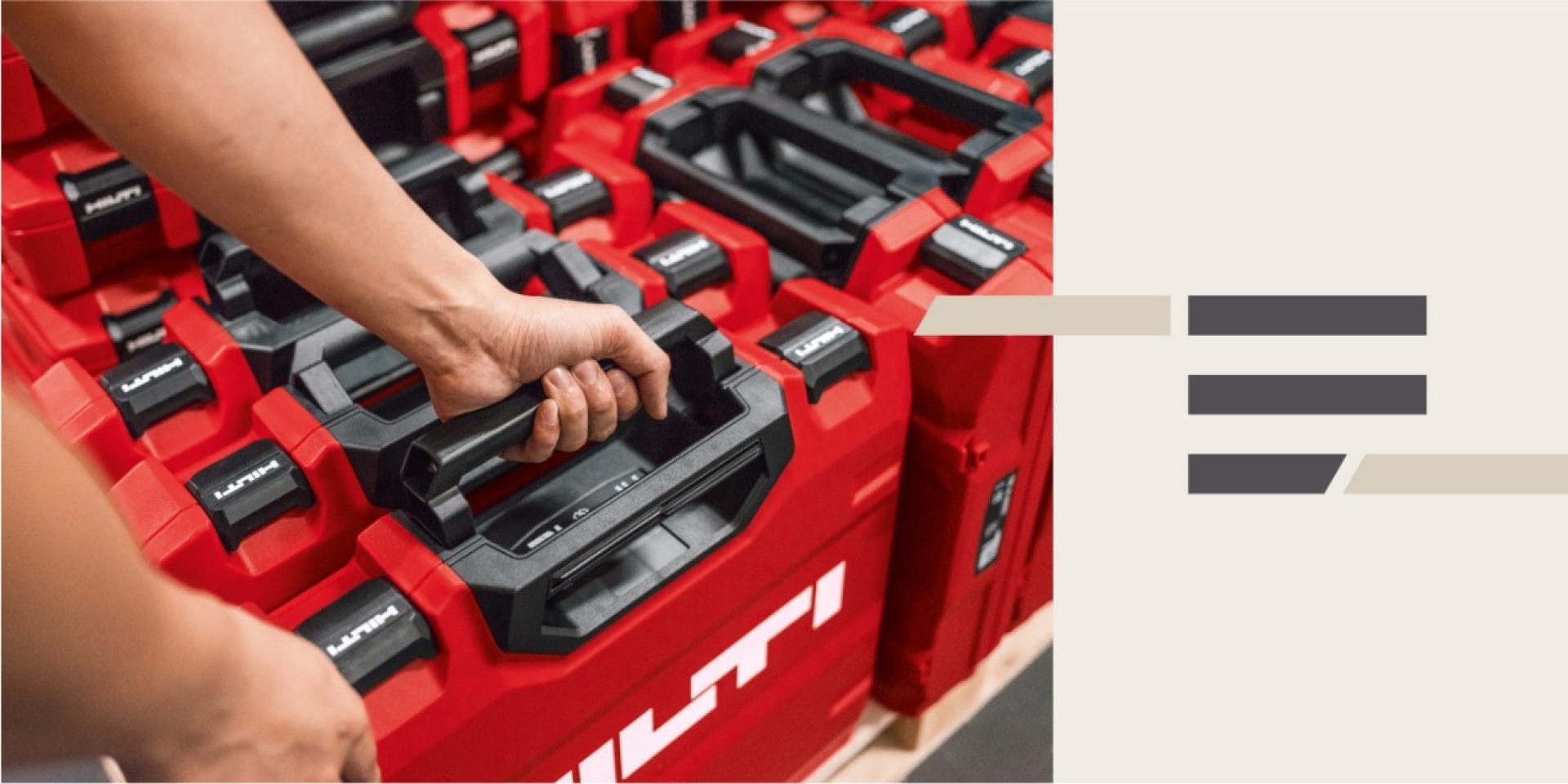 Ein Mann vervollständigt eine Lieferung von Hilti-Gerätekoffern, die sich auf einer Palette befinden