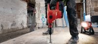 Akku-Bohrhammer TE 60-22 SDS Max (TE-Y) Akku-Bohrhammer mit aktiver Vibrationsreduktion und elektronischer Schnellabschaltung ATC für schwere Bohr- und Meißelarbeiten in Beton (Nuron Akku-Plattform) Anwendungen 3