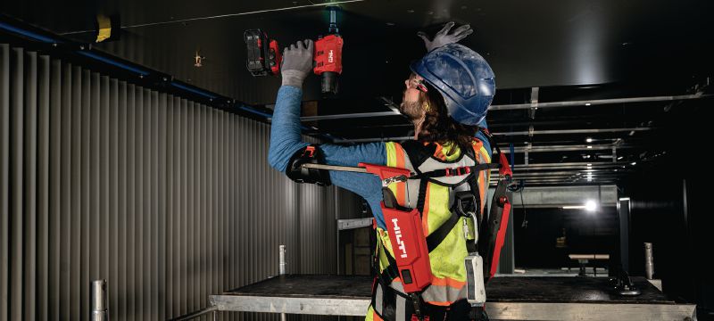 Akku-Blindnietgerät RT 6-22 Akku-Blindnietgerät für schnellere, einfachere Montage von Verkleidung sowie Metallbearbeitung mit Stahl- oder Aluminiumnieten (Nuron-Akku-Plattform) Anwendungen 1