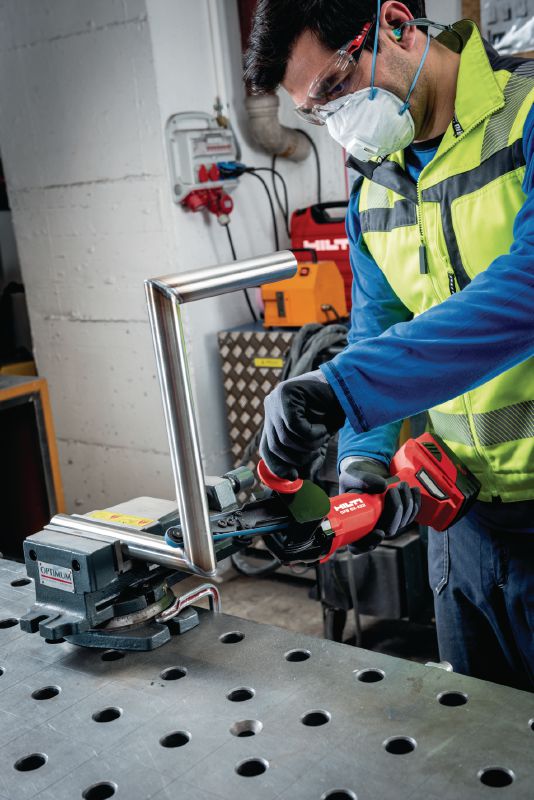 Akku-Bandfeile GFB 6X-A22 Akku-Bandfeile (22 V) mit frei justierbarer Drehzahlregulierung zum Schleifen und Nachbearbeiten von Edelstahl, Stahl, Aluminium, Kupfer, Messing und Titan Anwendungen 1