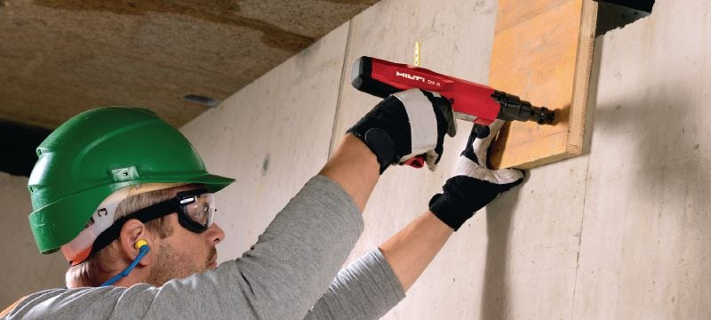 Bolzensetzgerät DX 2 Halbautomatisches Bolzensetzgerät, zum Setzen von Einzelnägeln in mittelschweren Anwendungen in Beton und Stahl Anwendungen 1